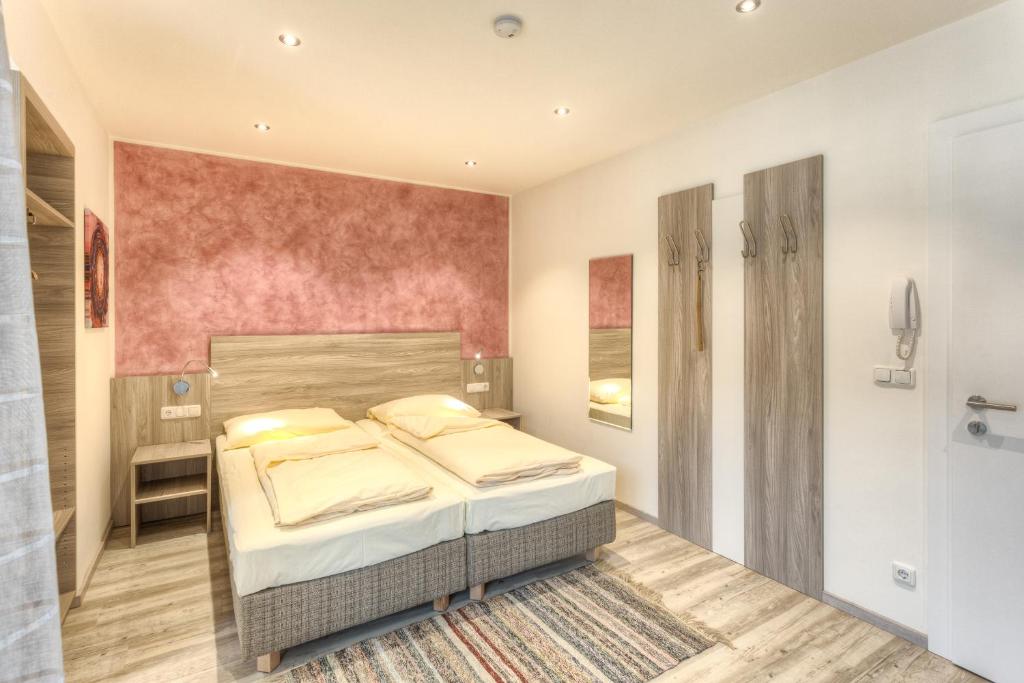 利恩茨吉玛市迪娜水手公寓的一间卧室设有一张床和红色的墙壁