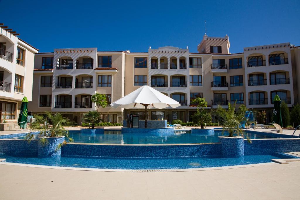 索佐波尔湾索佐波尔酒店的酒店设有带遮阳伞的游泳池
