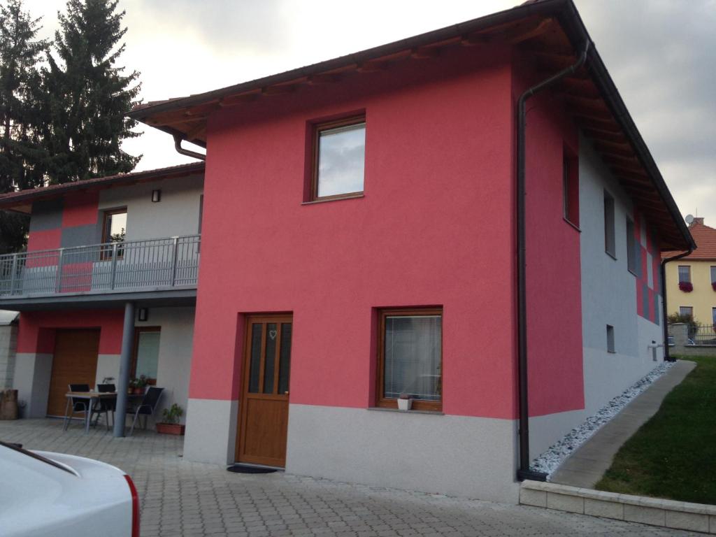 KájovApartmán Kájov的带阳台的红白色房屋