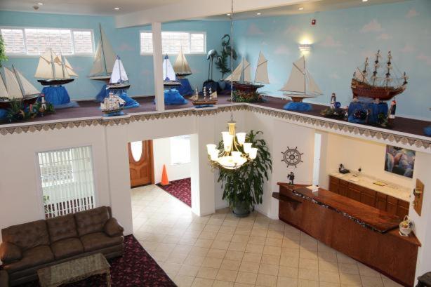 新奥尔良市海洋景套房汽车旅馆的客厅的墙上设有模型船