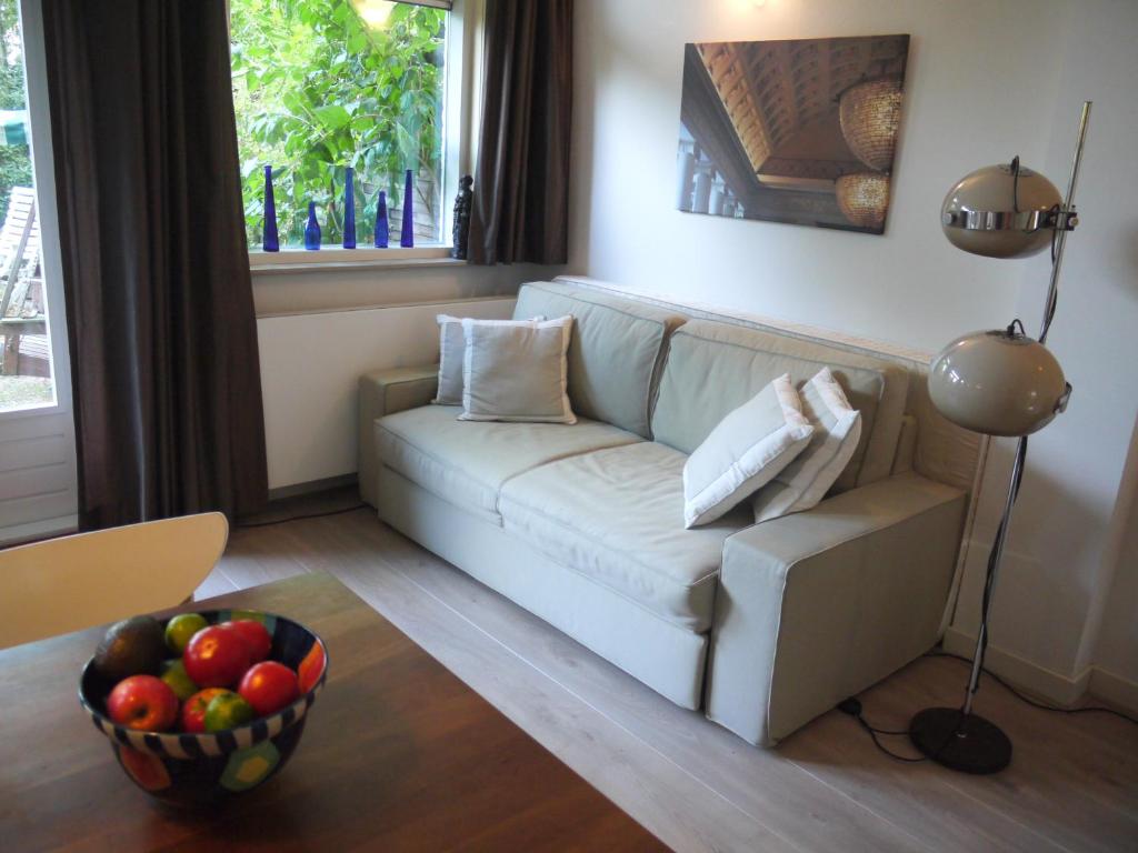 海牙Parra-dise的客厅配有沙发和一碗水果