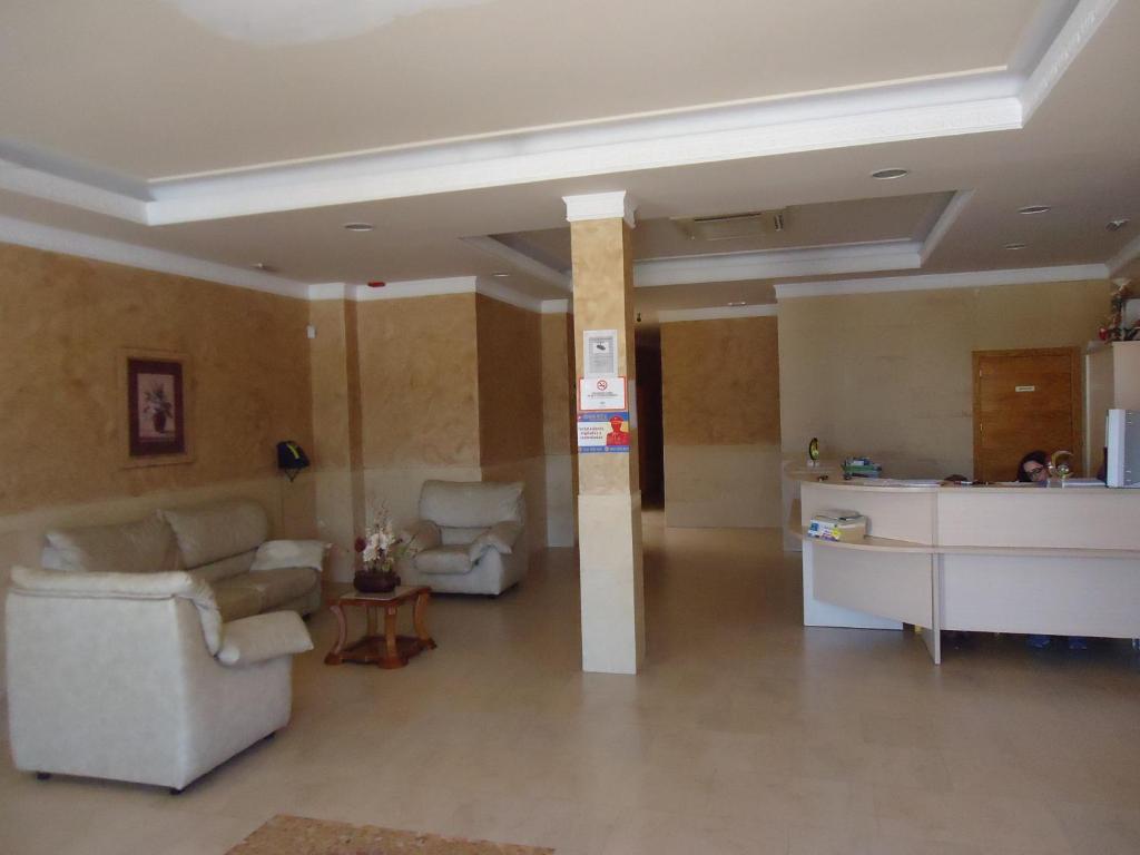 MollinaHotel Antequera Rural Fortes La Nuit的客厅配有两张沙发和一张桌子