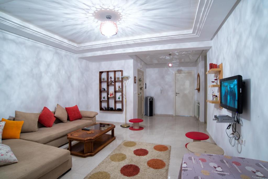 甘达坞伊港Résidence Sayadi - Chatt Meriam - Sousse的带沙发和电视的客厅