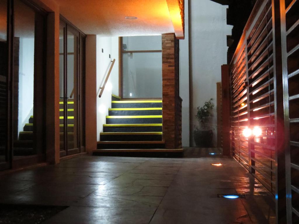 康塞普西翁Apart Hotel Uman的夜间房子里带楼梯的走廊