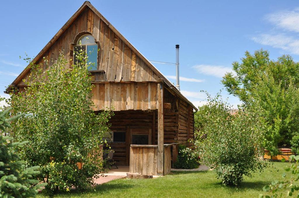 埃斯卡兰特狂野西部休闲度假屋的一面有窗户的木制谷仓