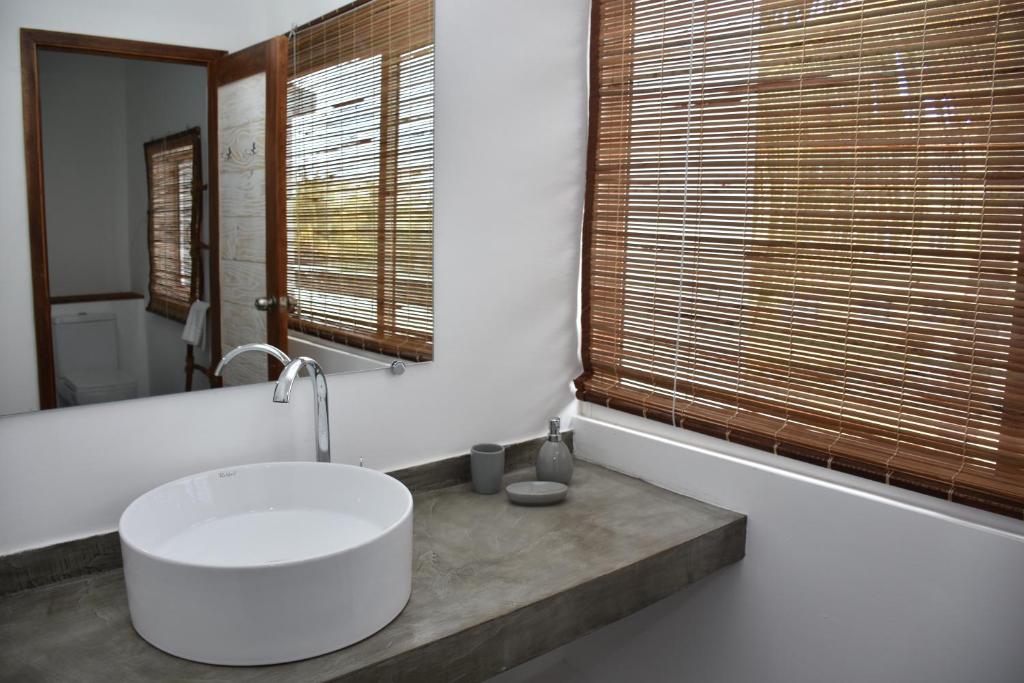 格兰贝伊斯特拉丽娜旅馆的一间带大型白色水槽和窗户的浴室