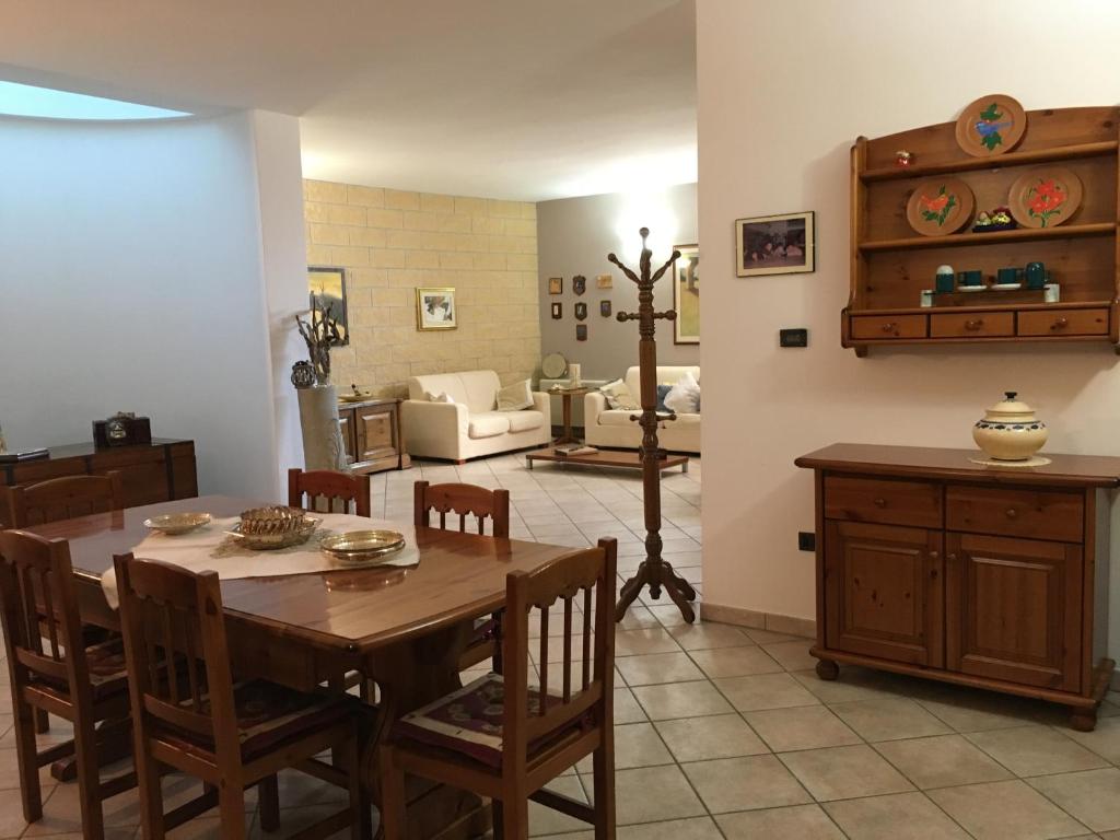 CollepassoVilla Abati的一间带桌子的用餐室和一间客厅