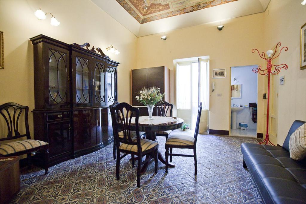 特拉帕尼Casa Signorile的客厅配有桌椅和沙发