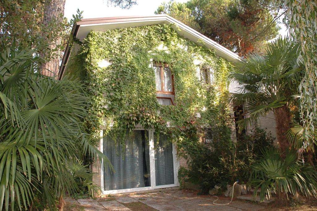利尼亚诺萨比亚多罗Villa Francesca的常春藤生长在房子的一侧
