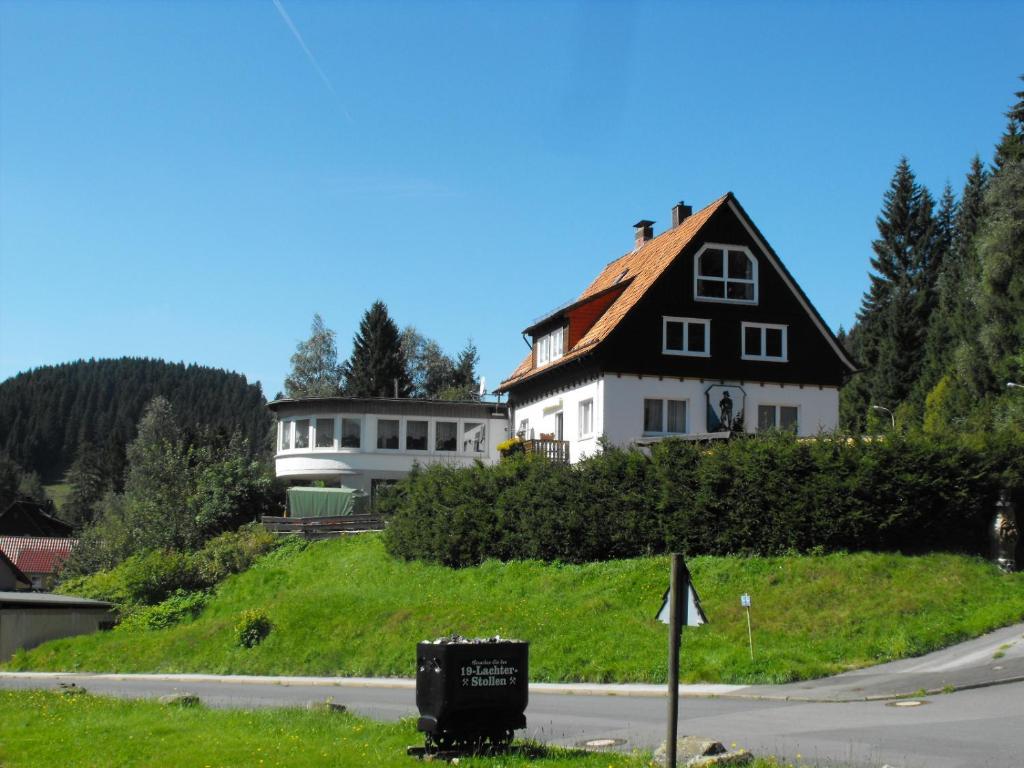 维尔德曼Ferienwohnung Sonnenhügel的坐在路边山顶的房屋