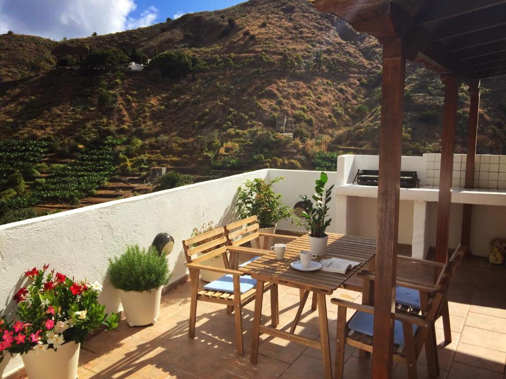埃尔米瓜Casa Abuelo Pepe的一个带桌椅的庭院和山地