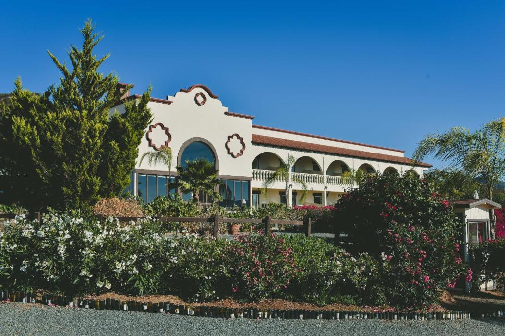 瓜达鲁佩镇Hacienda Guadalupe Hotel的前面有鲜花的建筑