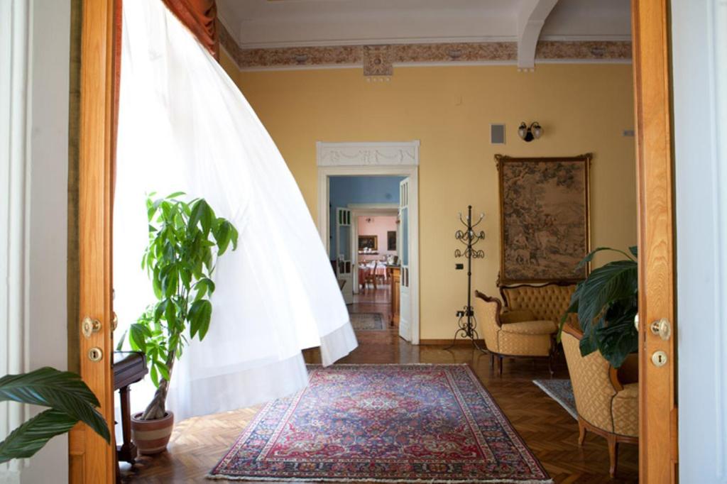 圣贝内代托-德尔特龙托普罗格莱索酒店的婚礼的面纱挂在客厅里