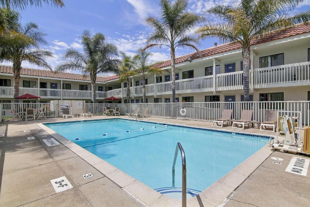 隆波克隆波克6号汽车旅馆的棕榈树酒店前的游泳池