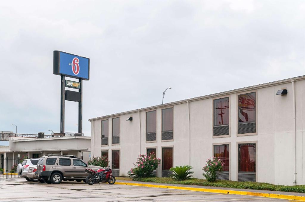 新奥尔良6号新奥尔良汽车旅馆（市中心附近）的停车场内有车辆的建筑物