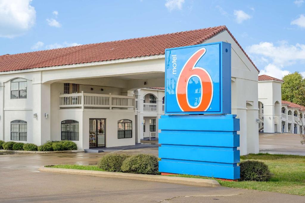 坎顿Motel 6-Canton, TX的建筑前的六号标志