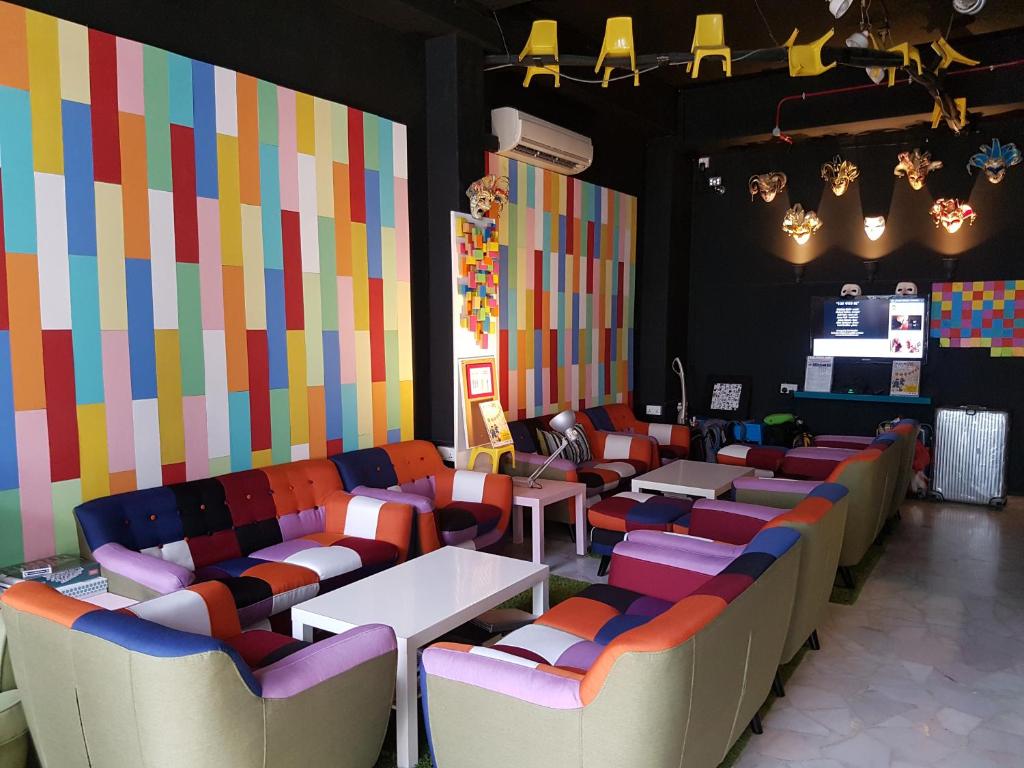 新加坡The Bohemian的餐厅拥有色彩缤纷的墙壁和桌椅