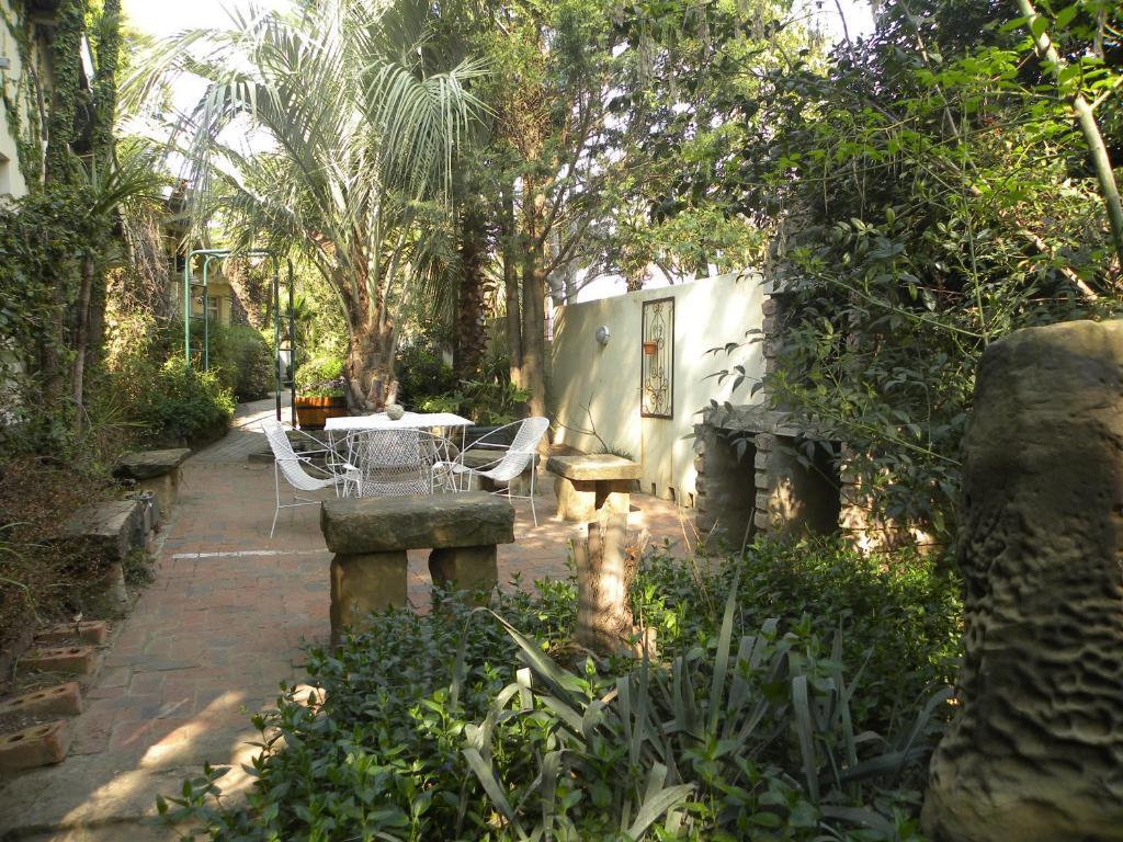 Ladybrand莱迪布兰德旅馆的花园内带桌椅的庭院