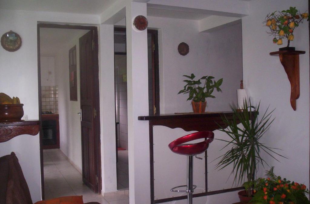 珀蒂堡Kaz A Ti Jo的一间客厅,客厅里设有红色凳子