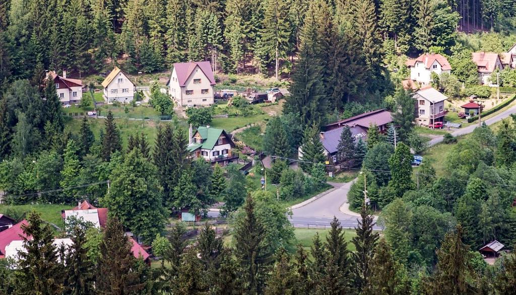 上贝奇瓦Chata Barborka的山村,有道路和房屋