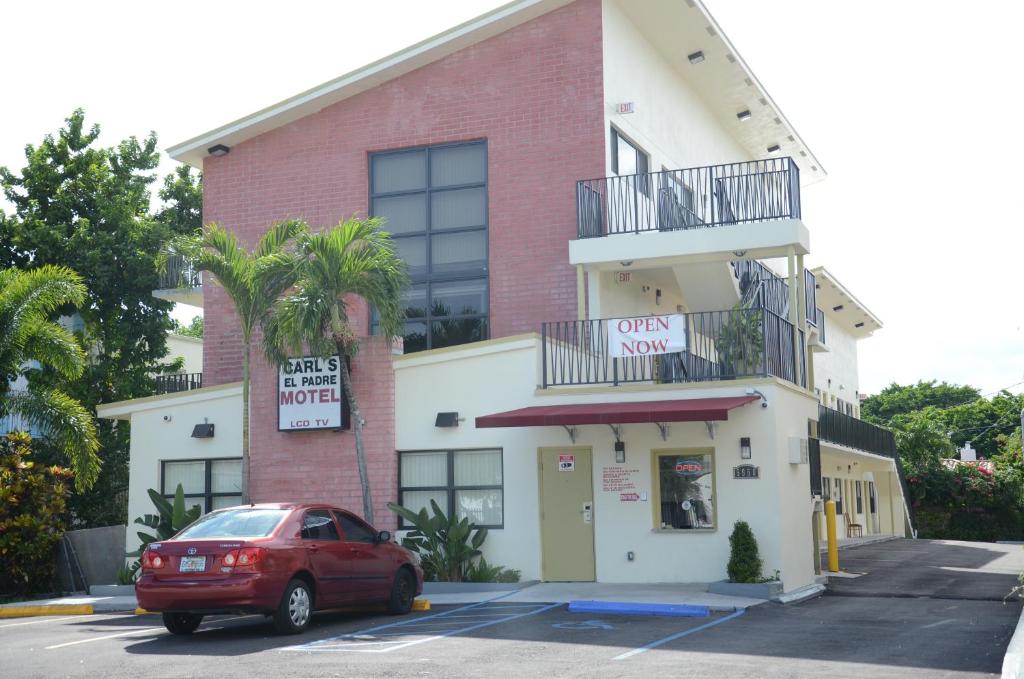 迈阿密卡尔之父汽车旅馆的停在大楼前的红色汽车