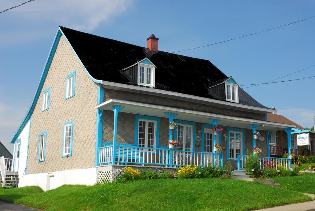 Les ÉboulementsMaison de campagne le Nichouette的蓝色和白色的房屋,有黑色的屋顶
