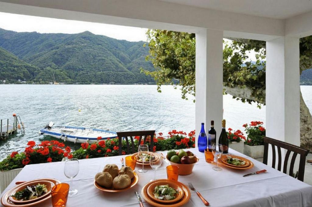 波尔莱扎Villa L'Approdo的一张带食物的桌子,享有水景