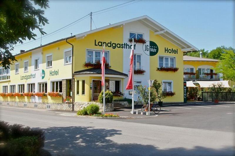 Gallbrunn朗格斯霍夫穆尔酒店的一条黄色的大建筑,街道上的酒店