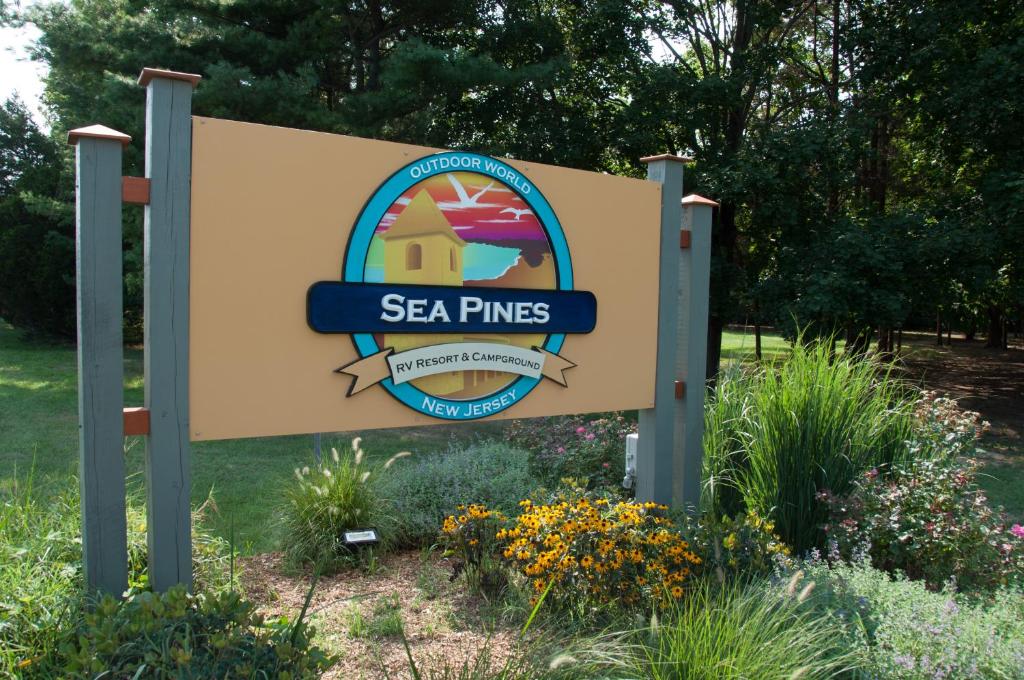 SwaintonSea Pines Park Model 1的花园内海松标志的标志