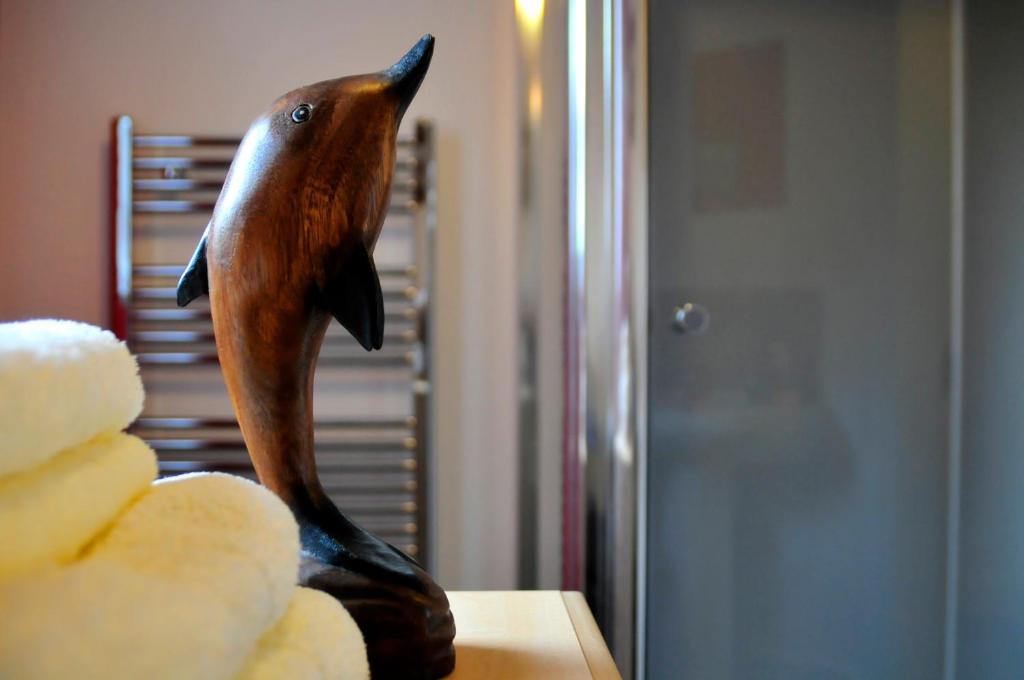 斯塔芬Beinn Edra apartment的一张桌子上海豚的雕像