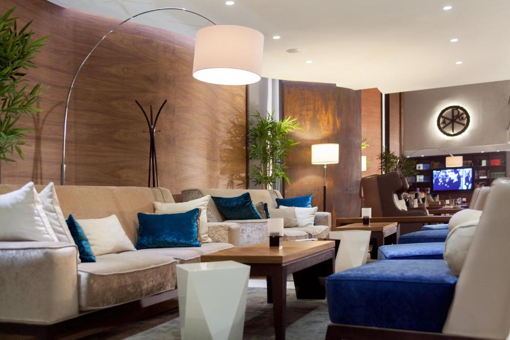 贝尔格莱德君士坦丁大帝酒店的客厅配有沙发和桌子