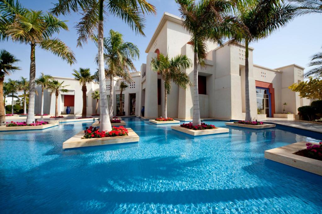 沙姆沙伊赫格兰罗塔纳度假村及Spa的度假村内棕榈树游泳池