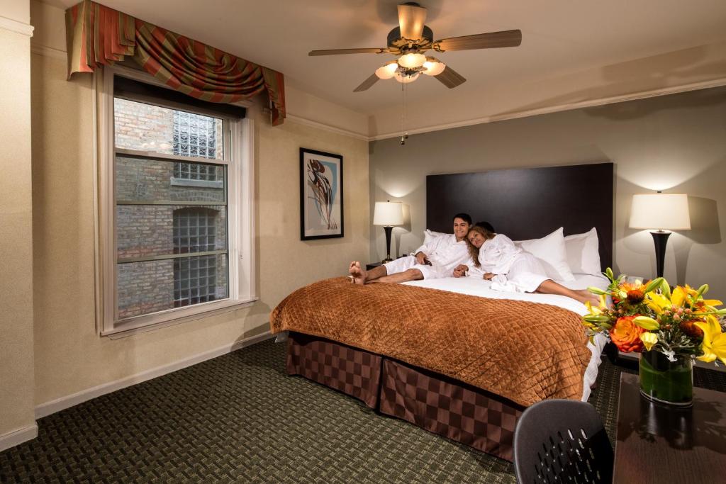 芝加哥威洛斯酒店的两人躺在酒店房间的一个床上