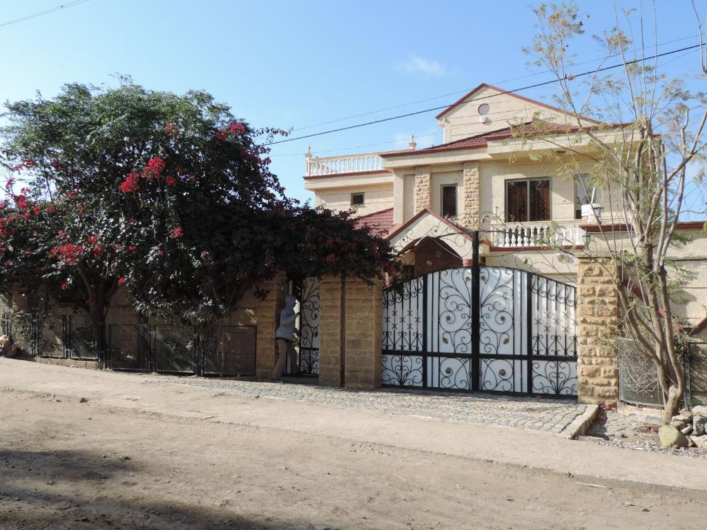 麦可乐Asimba Guest House的前面有门的房子