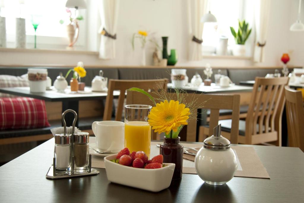 埃尔丁施佩尔霍夫旅馆的一张桌子,上面放着一碗水果和一杯橙汁