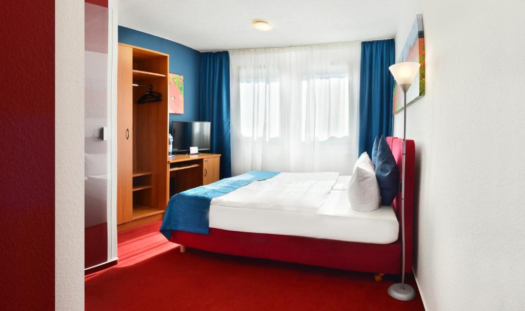 施韦特中心酒店的酒店客房设有床和窗户。