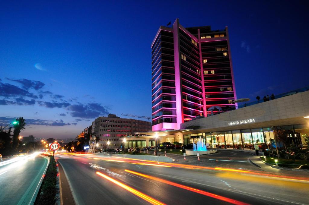 安卡拉安卡拉会议中心大酒店的一条晚上有高楼城市街道
