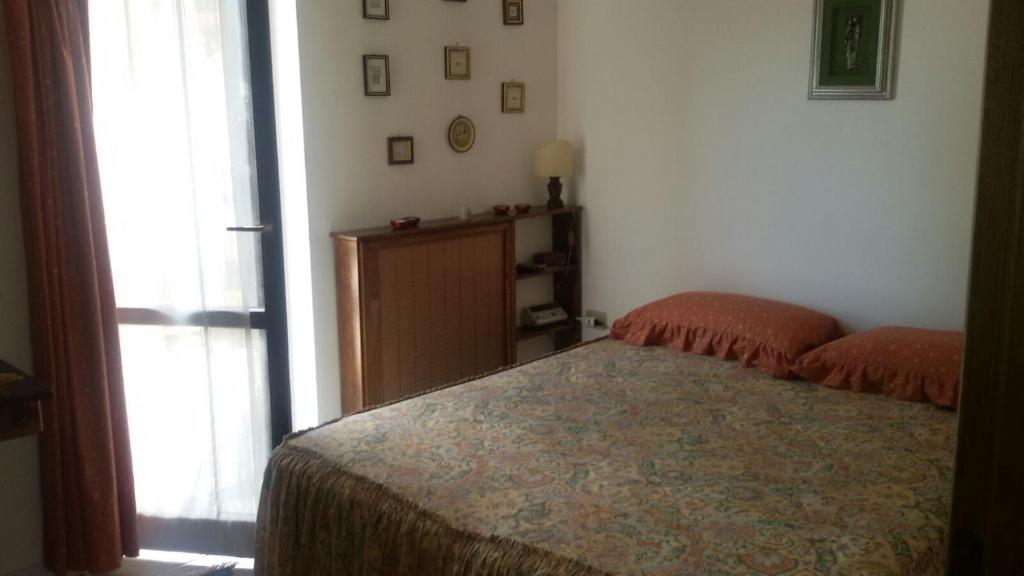 桑格罗堡La Montanara Apartment的卧室在门边配有床