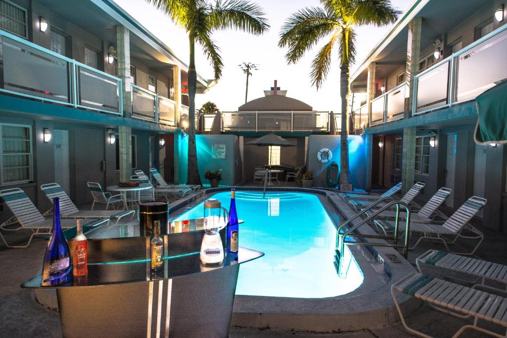 克利尔沃特卡米洛特海滩套房酒店的一座带酒吧的游泳池