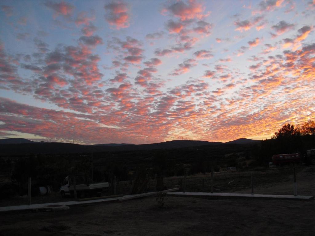 拉瓦纳尔德尔卡米诺La Candela的夕阳下,天空阴云,背景是群山