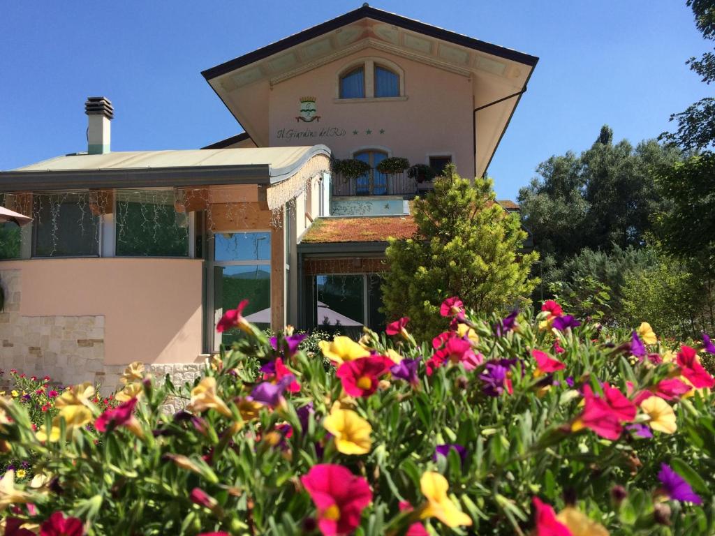 桑格罗堡依尔凯花园德尔里奥酒店的前面有鲜花的房子