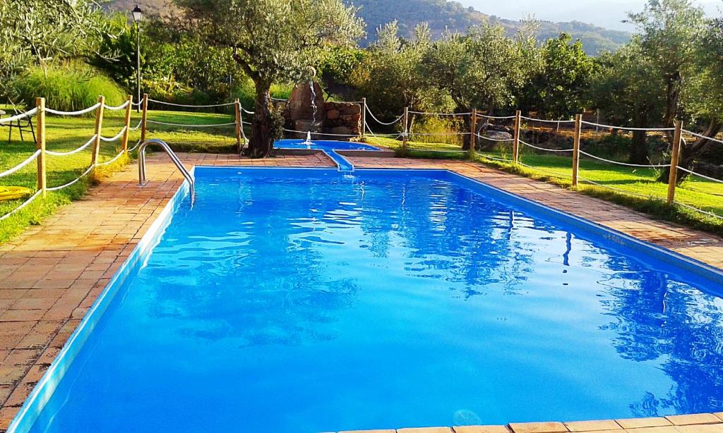 洛萨尔德拉韦拉Hotel Rural Hosteria Fontivieja的庭院里的一个蓝色海水游泳池