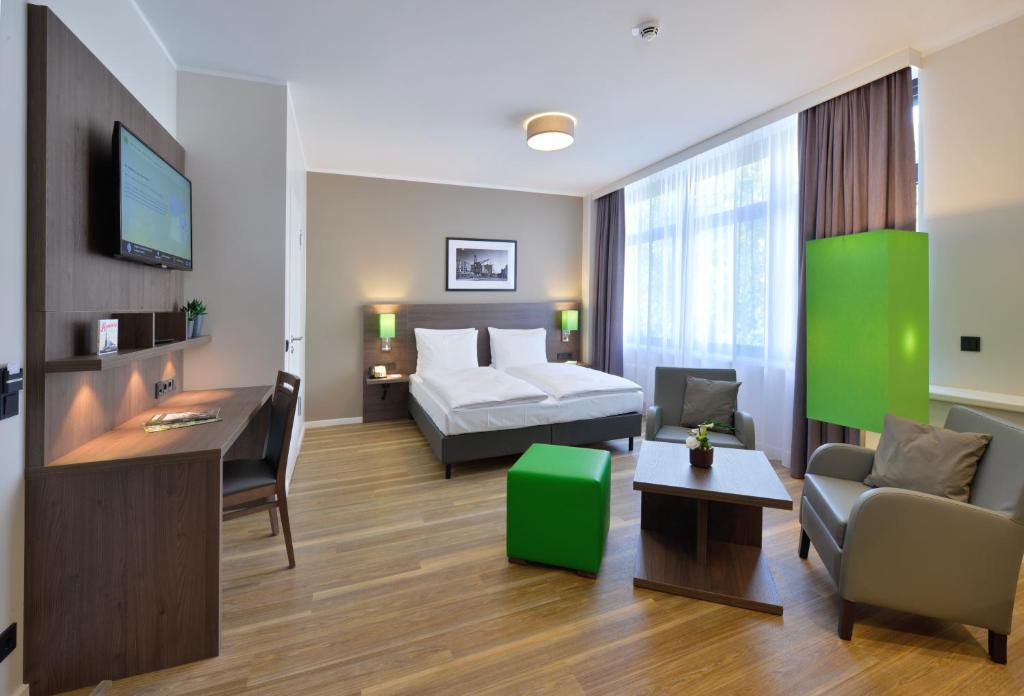 汉堡汉堡明智时光公寓式酒店的配有一张床和一张书桌的酒店客房