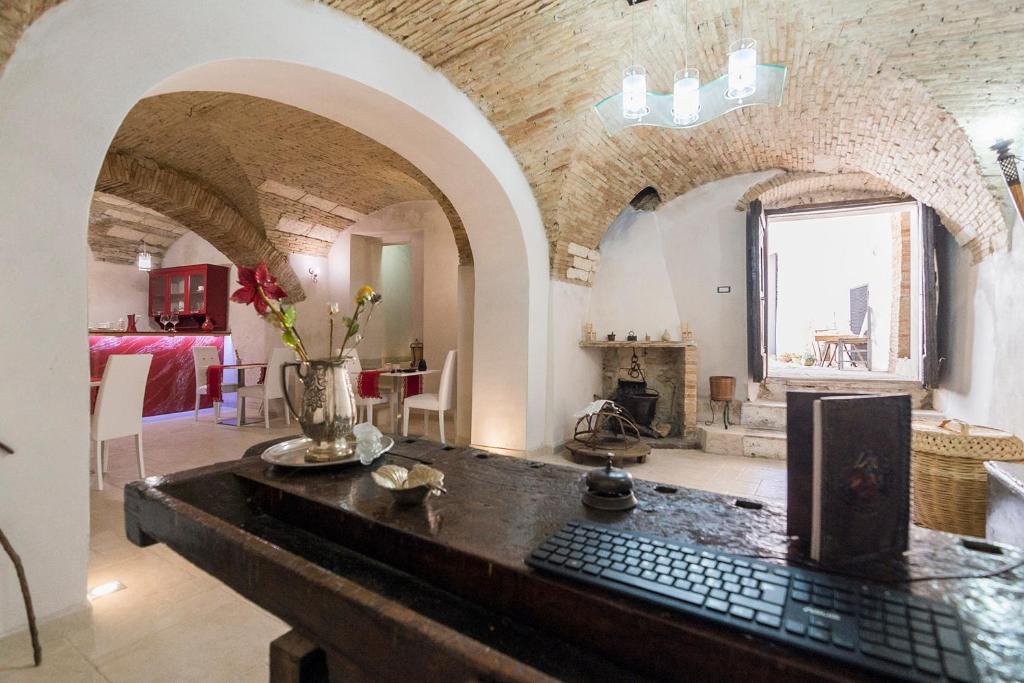 MiglionicoResidenza La Nivera的客房设有带壁炉的石制柜台。