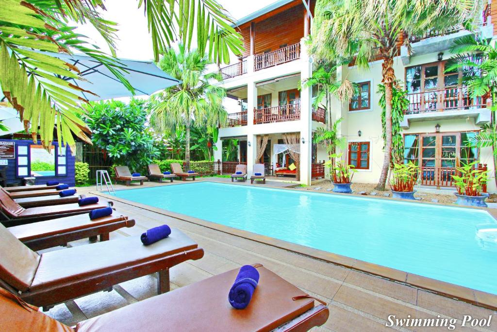 清迈瑟维瓦纳套房度假酒店的酒店游泳池设有躺椅,酒店