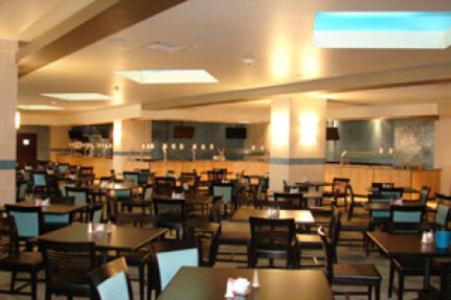 比洛克西Treasure Bay Casino &amp; Hotel-Adults Age 21 and Above的摆满桌椅的餐厅