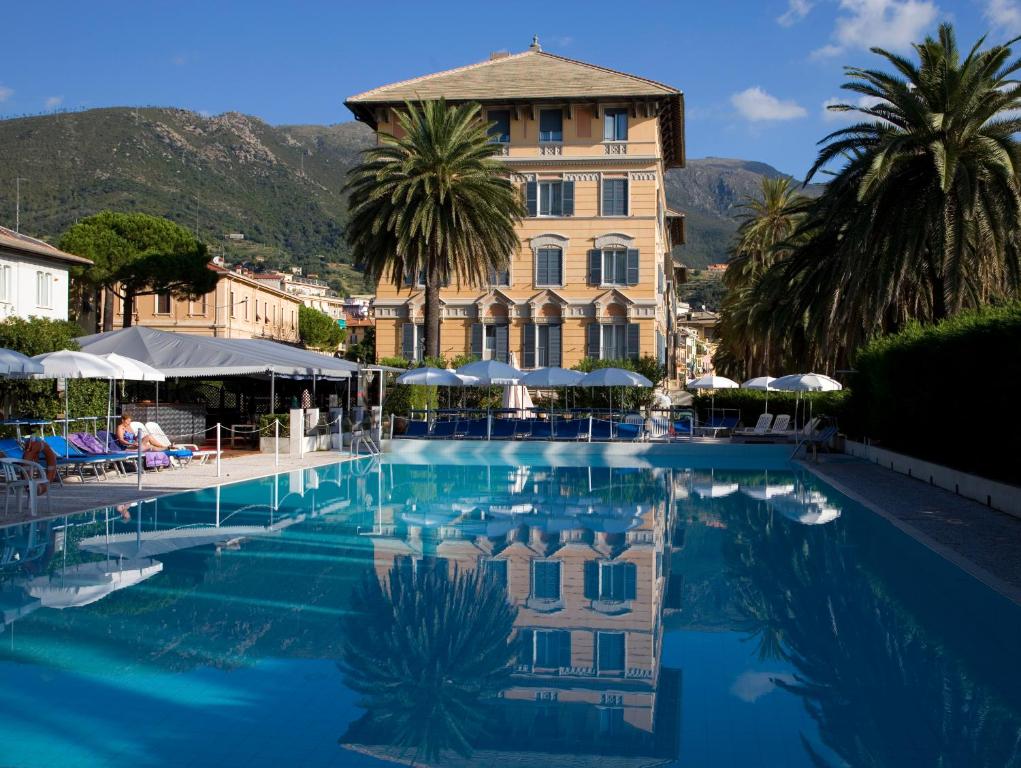 阿伦扎诺安林撒诺大酒店的大楼前的大型游泳池