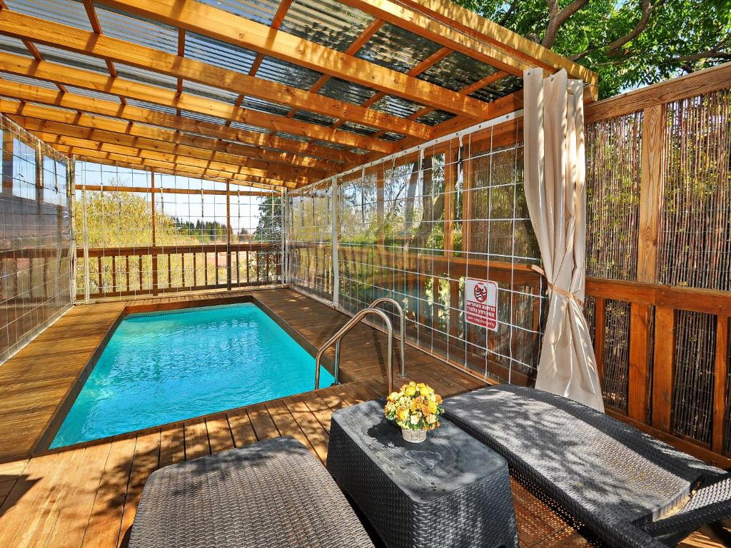 罗什平纳偌诗佩内特诺伊酒店的木制甲板上带凉棚的游泳池