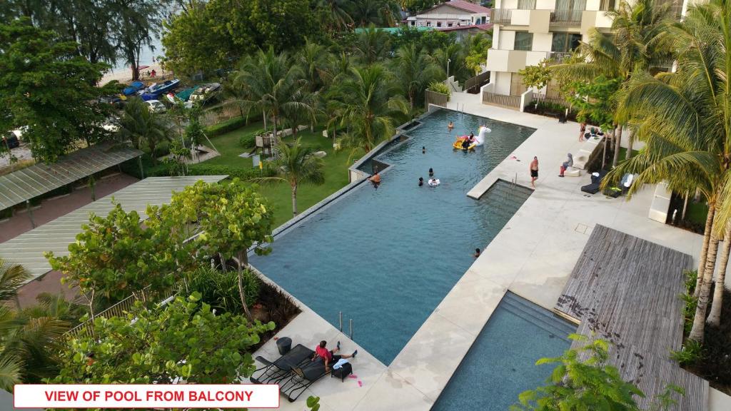 峇都丁宜海滨-泳池海景公寓的享有度假村游泳池的顶部景致