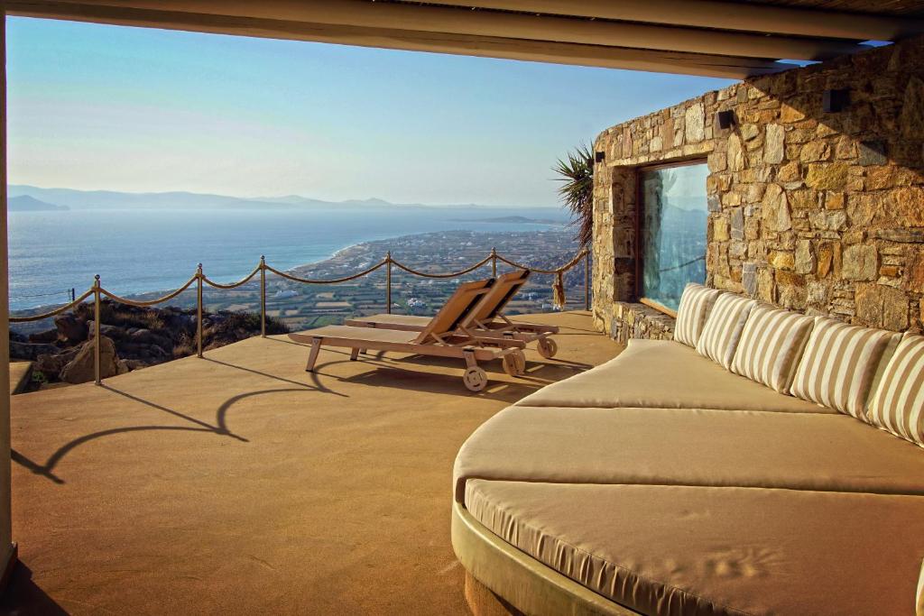 VívlosVillas Naxos Grande Vista的一间卧室设有海景阳台